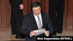 Когда слово предоставили Гиги Угулава, он заговорил о несправедливом решении, которое, на его взгляд, вынес в пятницу судья Георгий Гогинашвили, определивший экс-мэру столицы два месяца предварительного заключения