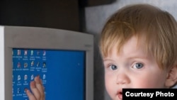 Дети выходят в интернет уже в самом раннем возрасте. Фото Юрия Тимофеева