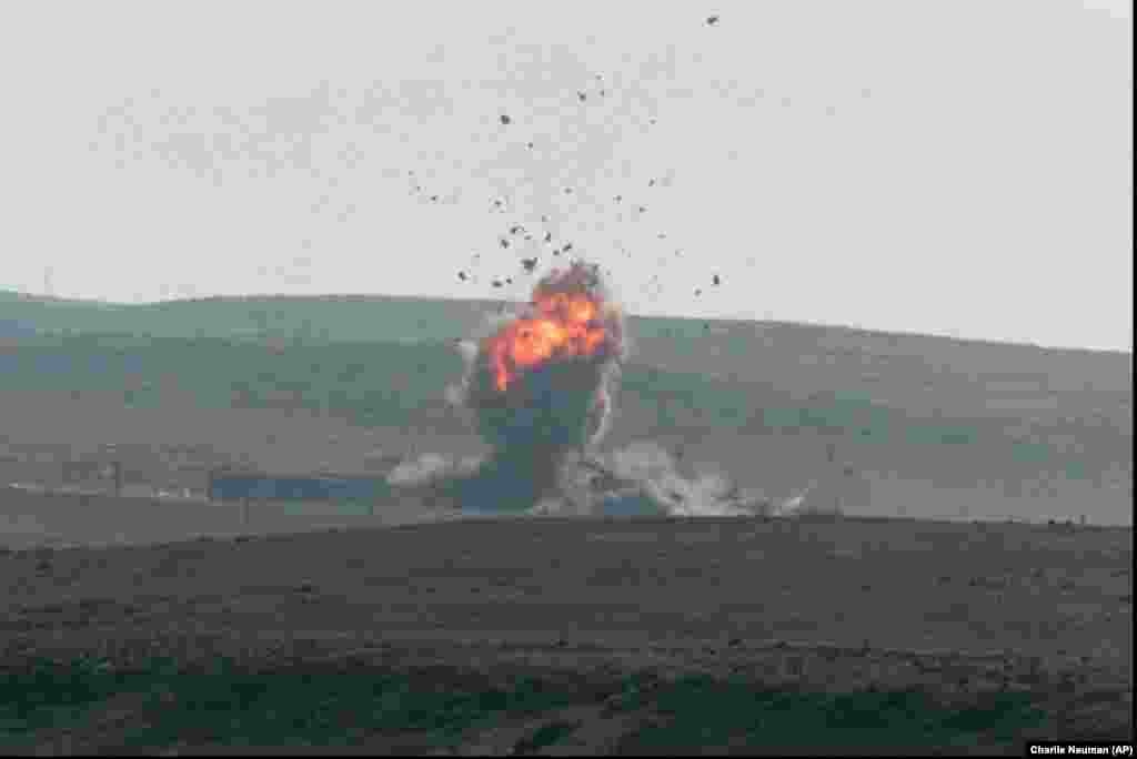 Ракета «Томагавк», запущенная с подлодки, попадает в цель на острове Сан-Клементе, тренировочном полигоне ВМС США у побережья Южной Калифорнии, во время испытаний в ноябре 1998 года.Во время телефонного разговора с украинским президентом в начале июля Дональд Трамп, как сообщается, спросил Зеленского: «Владимир, ты можешь ударить по Москве? […] Можете ли вы ударить и по Санкт-Петербургу?» Как сообщается, украинский президент ответил: «Безусловно. Сможем, если вы дадите нам оружие». 15 июля Трамп отрицал, что намерен вооружить Киев ракетами дальнего радиуса действия, заявив журналистам: «Мы не собираемся этого делать». А 28 сентября вице-президент США Джей Ди Венс подтвердил, что Вашингтон рассматривает возможность передачи Украине дальнобойных ракет «Томагавк»