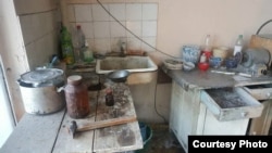 Тиш протездөөчү жеке жайлардын бириндеги көрүнүш