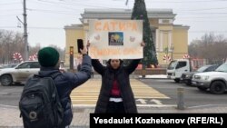 Алматыда жалгыз пикетке чыккан активист Асем Жапишева. 20-январь, 2025-жыл.