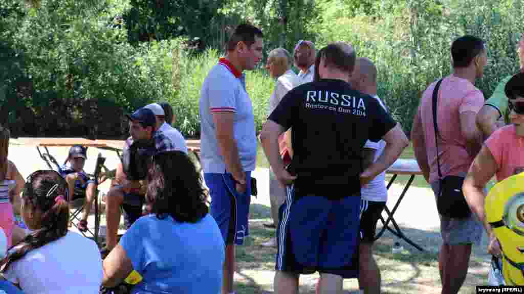 Мужчина в колоритной футболке