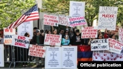 ԱՄՆ -- Ամերիկահայերը բողոքի ակցիա են անցկացնում Թուրքիայի դեսպանատան առջև, 24-ը ապրիլի, 2014թ․: 