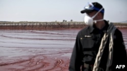 Спасатели у венгерского селения Колонтар, 10 октября 2010 г