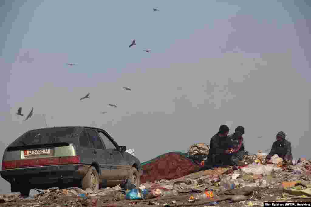 Таштанды талаасында көптөн бери иштегендердин алды машине алганга үлгүргөн. Таштандыдан тапкан олжолорун шаарга келип пулдашат.