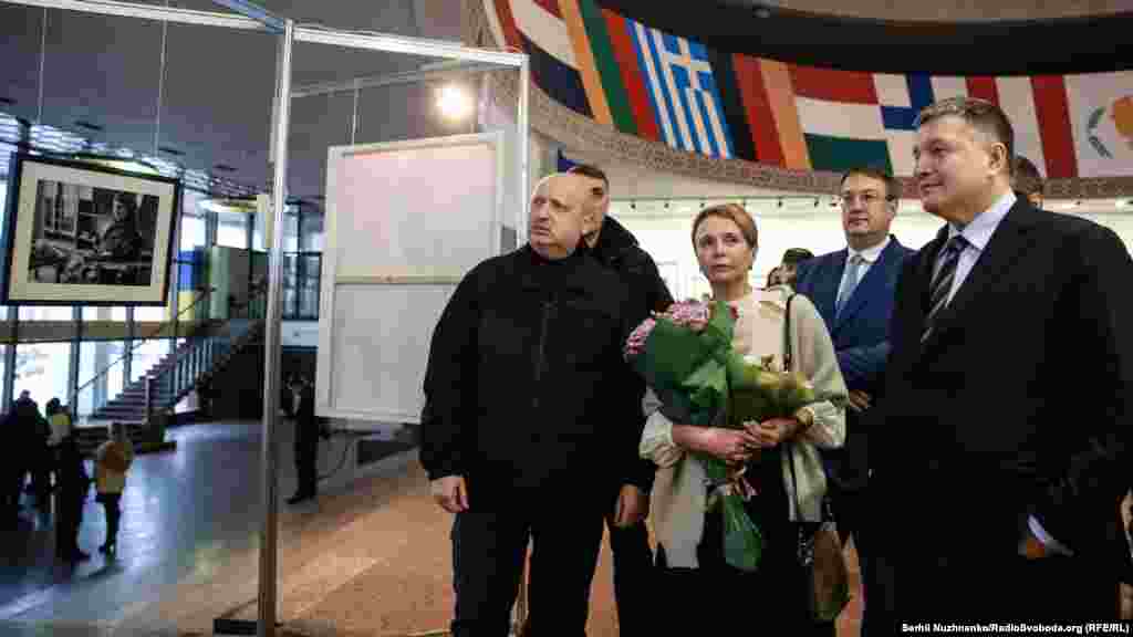 У відкритті виставки взяли участь (зліва направо) секретар РНБО Олександр Турчинов,мама Аміни &ndash; Ірина Камінська, міністр внутрішніх справ Арсен Аваков