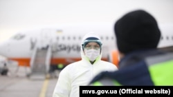 Украина Кытайдан 73 чет өлкөлүктү алып чыгып кетти. 20-февраль, 2020-жыл.