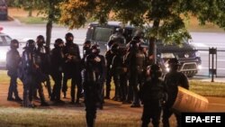 Minsk. Polisiýa protestçileriň ýoluny baglaýar. 13-nji awgust, 2020
