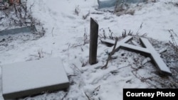 Ананьеводогу православ көрүстөнүндөгү сынып жаткан кресттер. 