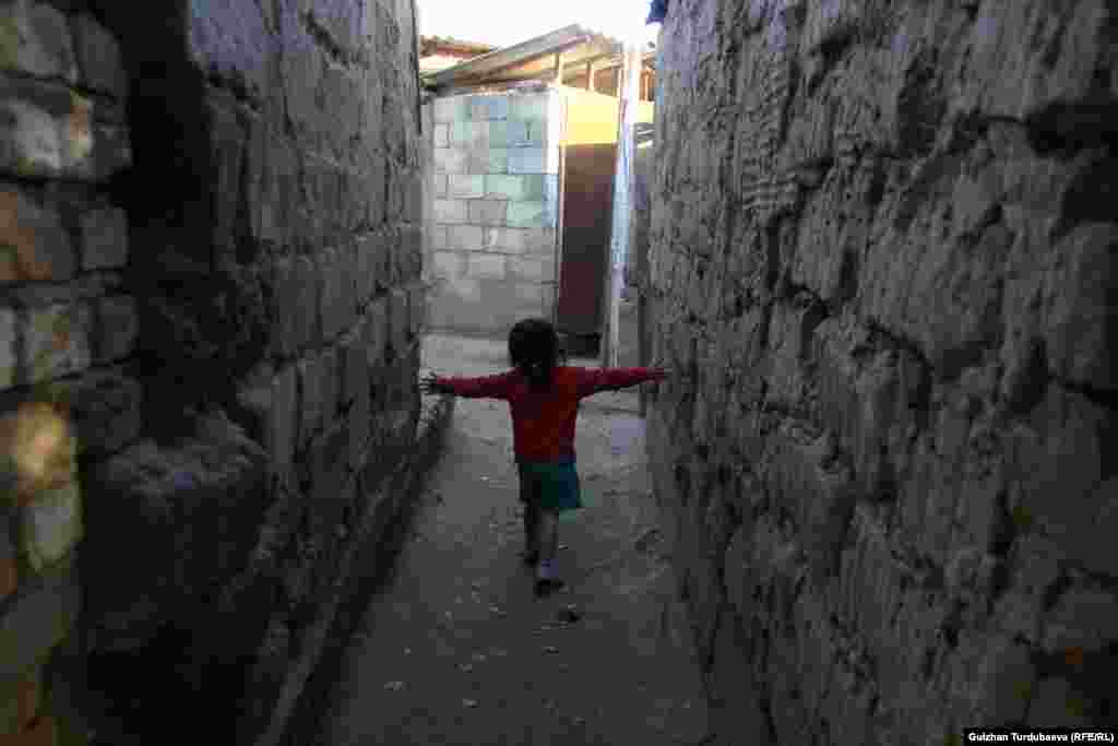 Үйлөр бири-бирине өтө жакын жайгашкан. Чычкандын ийининдей болгон жолдор менен гана батирлерге барууга болот.&nbsp;Балдар ойной турган аянтча жок. &nbsp;