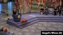 Председатель правления международного общества "Мемориал" Ян Рачинский выступает с Нобелевской речью в Осло, 2022. Кадр из фильма "Мемориал/Ликвидация"