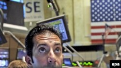 Мировые биржи в понедельник продожили падение, начатое в пятницу