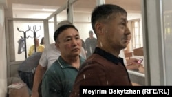 АЭС референдумы кезінде "жаппай тәртіпсіздік ұйымдастырмақ болды" деп айыпталғандар сот залында. Алматы, 17 шілде, 2025 жыл.