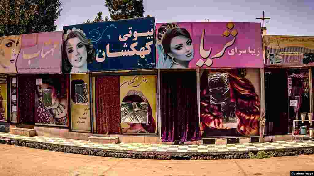 Ряд салонов красоты. Женские лица &mdash; по крайней мере, те, до которых нетрудно дотянуться,&nbsp;&mdash; наспех заклеены фольгой