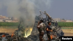 Обломки сбитого российского вертолета в сирийской провинции Идлиб