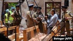 Полицейские на месте взрыва в одной из церквей Шри-Ланки, 21 апреля 2019 года 