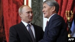 Президенты России и Киргизии Владимир Путин и Алмазбек Атамбаев на встрече в Кремле