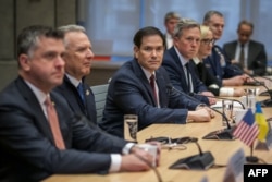 Держсекретар США Марко Рубіо поруч зі спецпосланником США Стівом Віткоффом зустрічається з українською делегацією (на фото немає) для обговорення плану США щодо припинення війни в Україні в місії США в Женеві, Швейцарія, 23 листопада 2025 року