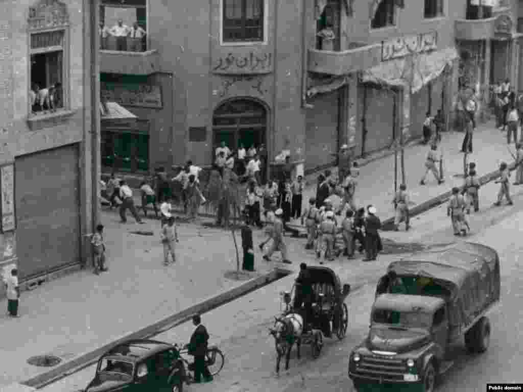 Тегерандын көчөлөрүндөгө аскерлер менен демонстранттардын кагылышы.