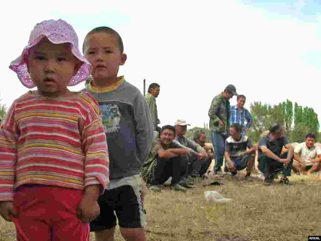 На самооборону жителей поселка Красный Трудовик пришли посмотреть и их дети.  - На самооборону жителей поселка Красный Трудовик пришли посмотреть и их дети. 