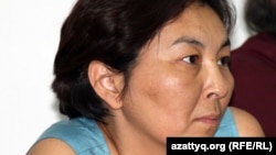 Айжангуль Амирова, активист оппозиционного движения "Народный фронт", руководитель Алматинского городского филиала партии "Алга", на пресс-конференции по ситуации с бастующими нефтяниками компании "Каражанбасмунай". Алматы, 7 июня 2011 года.  
