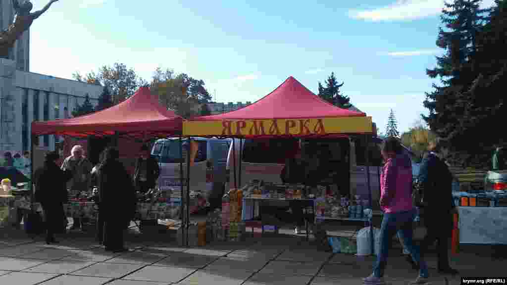 Для керчан организовали ярмарку, где можно было купить продукты