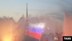 Эксперты отмечают: из года в год празднование 12 июня становится в сознании россиян все менее связанным с историческими событиями 90-х годов