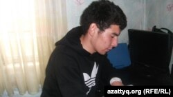 Десятиклассник Алишер Курбанай готовится к ЕНТ. Город Талгар, Алматинская область. 2 июня 2014 года.  