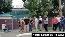 Әсет Әбішевтің түрмеден шығуын күтіп тұрған жақтастары. Алматы облысы, 30 шілде 2021 жыл.