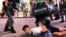 Китайская полиция задерживает в Гонконге демонстрантов, продолжающих протестовать против нового закона о нацбезопасности. 1 июля 2020 года