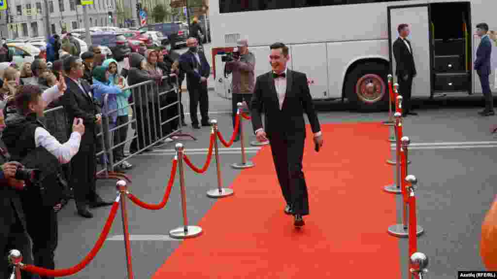 Кызыл келәмнән узучы