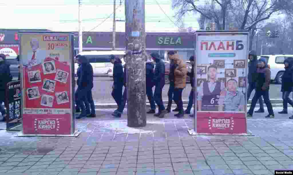 Правозащитница Рита Карасартова утверждает, что студентов строем ведут на дополнительный избирательный участок в КГМА. Фото с ее страницы в Facebook