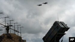 F-16 Повітряних сил ЗСУ пролітають на тлі ЗРК Patriot, серпень 2024 року