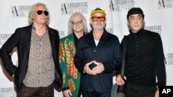 R.E.M. ռոք խմբի անդամներ Փիթեր Բաք, Մայք Միլզ, Մայքլ Սթայփ և Բիլ Բերի, արխիվ