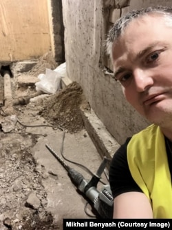 Михаил Беньяш на рабочем месте в Литве