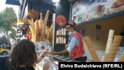 Түркия, балуздак саткан сатуучу.