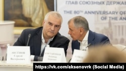 Российский глава Крыма Сергей Аксенов (слева) и спикер российского парламента Крыма Владимир Константинов, 27 марта 2025 года