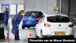 Це кілька сотень тисяч людей у країні з населенням у 17 мільйонів людей, повідомив голова Національного інституту здоров’я Яап ван Діссель