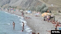 Севастопольські пляжі заповнені людьми попри санітарні заборони