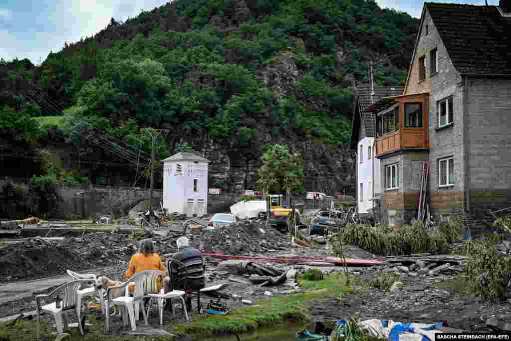 Жители деревни Шульд после наводнения