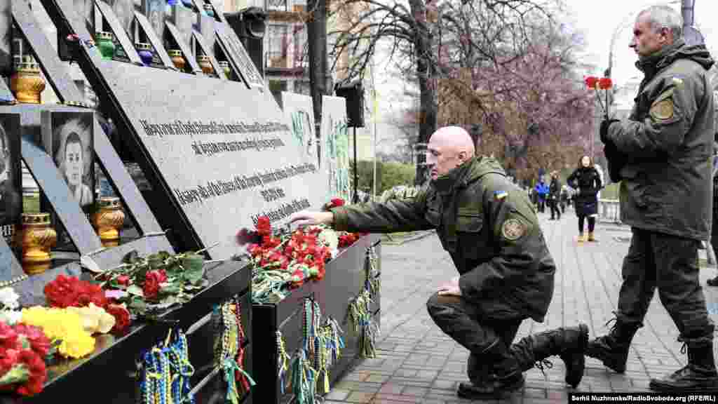 У мемориала героям Небесной сотни стенд с надписью: &quot;Мы все видим. Небесная сотня&quot;.