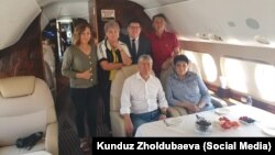 Ղրղըզստանի նախկին նախագահ Ալմազբեկ Ատամբաևը՝ աջակիցների հետ, օդանավում, 24-ը հուլիսի, 2019թ․