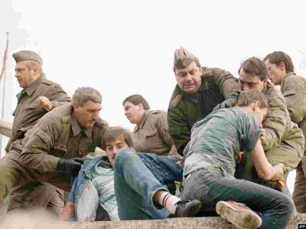 Аскерлер жана Берлиндин тургундары&nbsp;Подтсдамер-плац районунда. 11-ноябрь, 1989-жыл.&nbsp; 