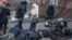 Бійці спецпідрозділу «Беркут» і поранені активісти Майдану, Київ, 18 лютого 2014 року