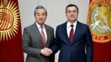 Кытайдын тышкы иштер министри Ван И менен Кыргызстандын президенти Садыр Жапаров