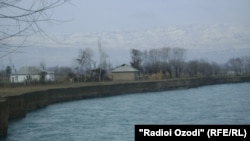 Таджикистан, Хатлонская область, берег реки Вахш, октябрь 2014 года. 