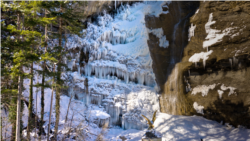 Замерзлий водоспад Учан-Су в Криму. Лютий 2021 року