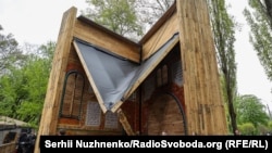 Символічна синагога цікава ще й тим, що він є рухомим і розкривається, як книга. Для того, аби її розгорнути потрібно 3-4 людини