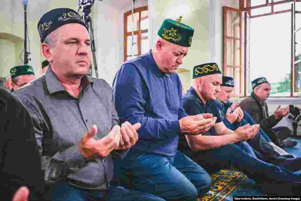 Мәчкәрә мәчетендә бәйрәм намазына килүчеләр дога кыла