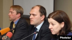 Представители ЕБРР на пресс-конференции, Ереван, 16 февраля 2010 г. 